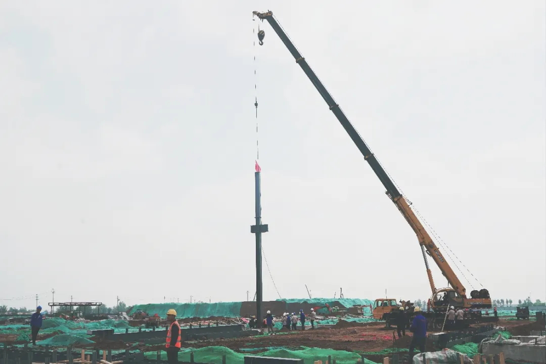 公司承建的金年会在线登陆建筑装备制造项目首根钢柱顺利吊装